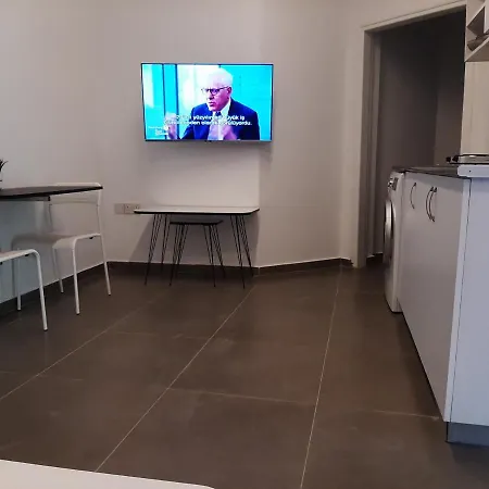 Small And דירה קיירניה