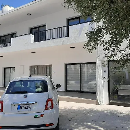 Small And * קיירניה